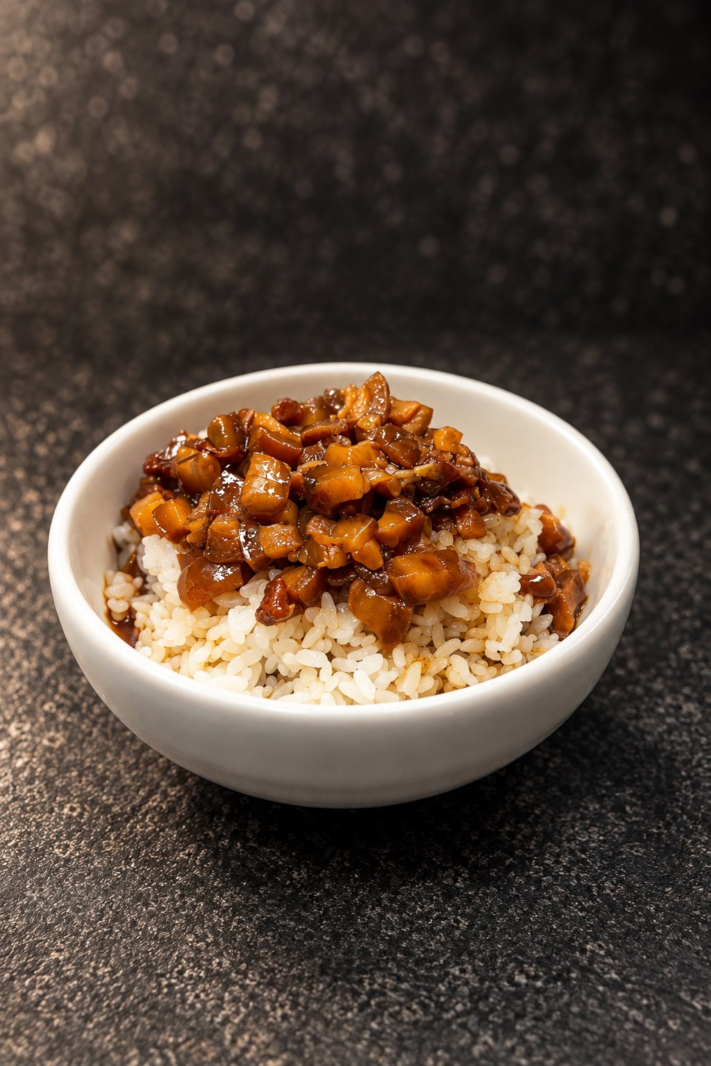 一碗滷肉飯 白飯上淋滷肉與滷汁