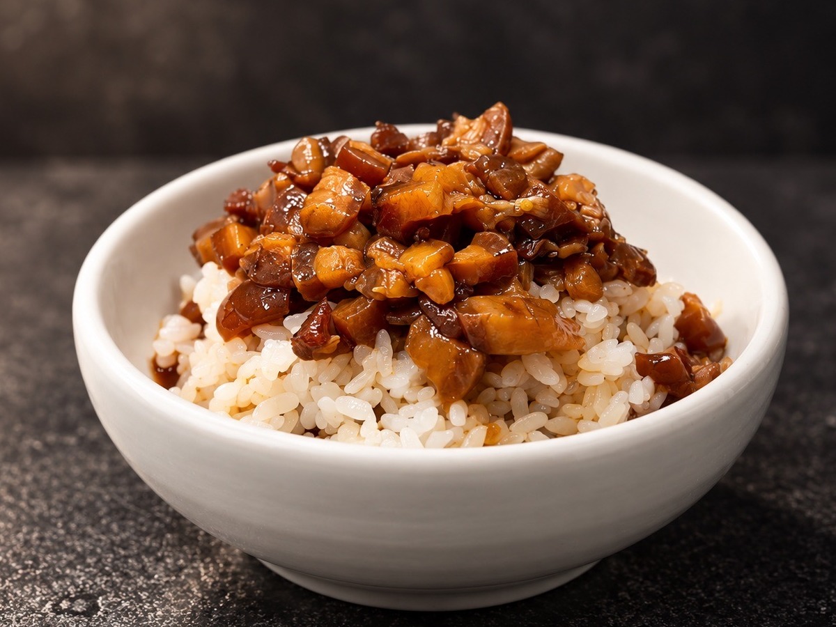 一碗滷肉飯 白飯上的滷肉切成一粒一粒小丁